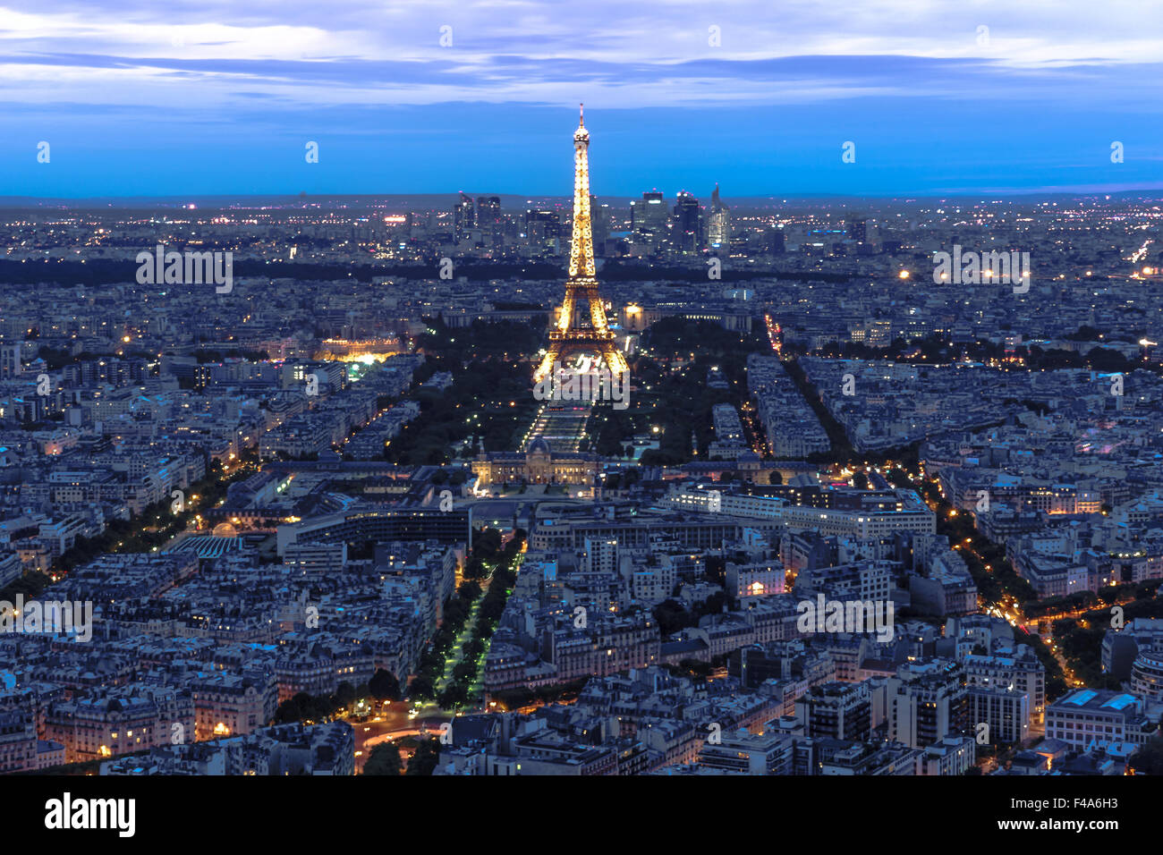 Vue aérienne de Paris au crépuscule. Juillet, 2015. Paris, France. Banque D'Images