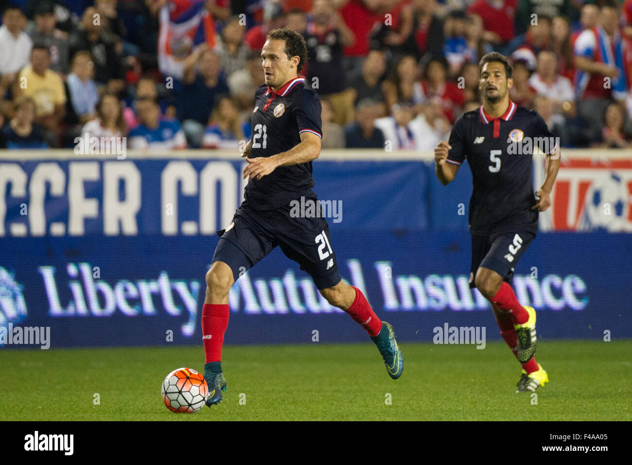 13 octobre 2015 : le Costa Rica avant Marcos Urena (21) et le Costa Rica terrain Celso Borges (5) sont en action au cours de l'USA Men's National Team vs Costa Rica Men's National Team- international friendly au Red Bull Arena - Harrison, NEW JERSEY. crédit obligatoire : Kostas Lymperopoulos/Cal Sport Media Banque D'Images