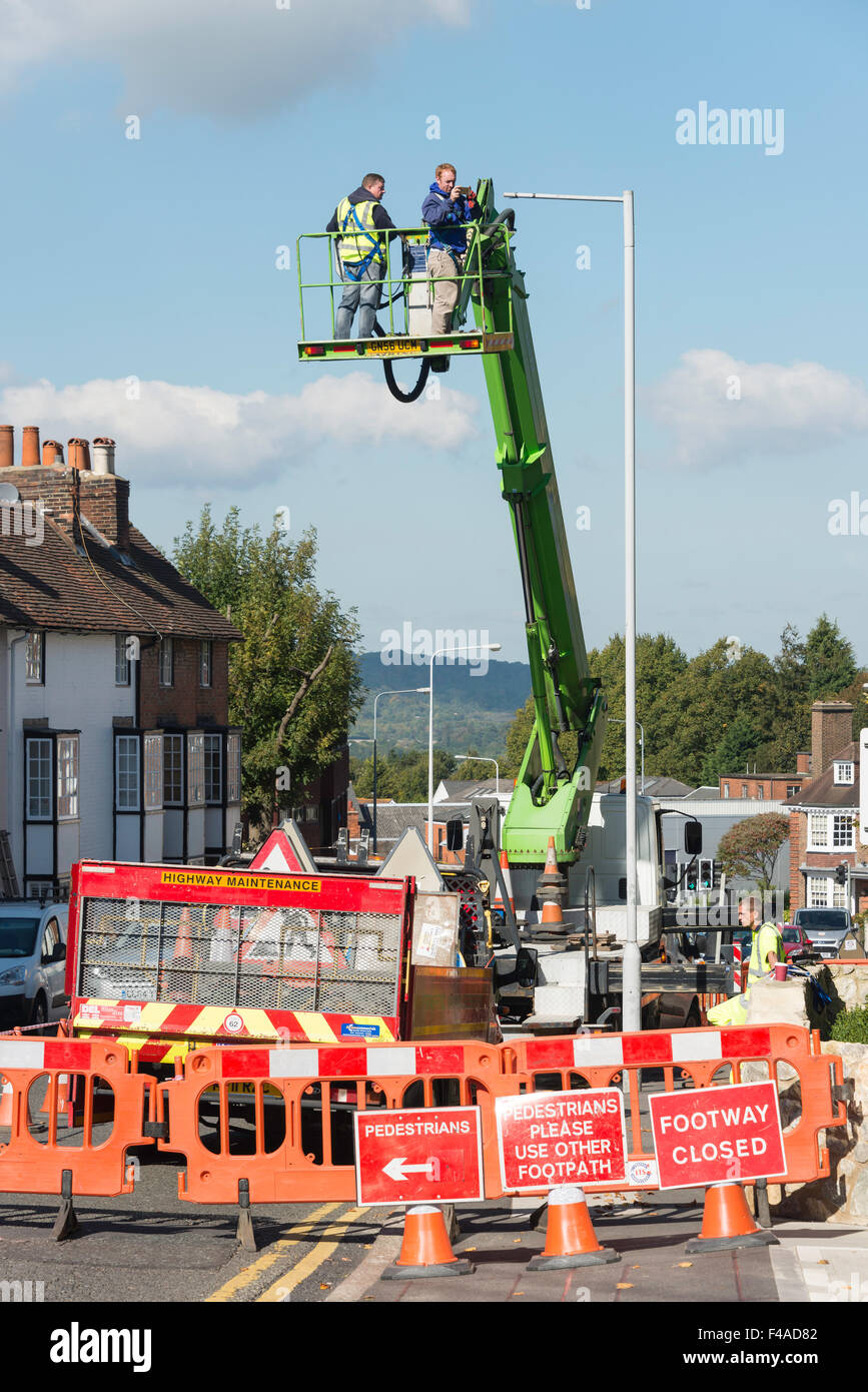 Les hommes qui travaillent sur la plate-forme d'accès Sky King, London Road, Sevenoaks, Kent, Angleterre, Royaume-Uni Banque D'Images