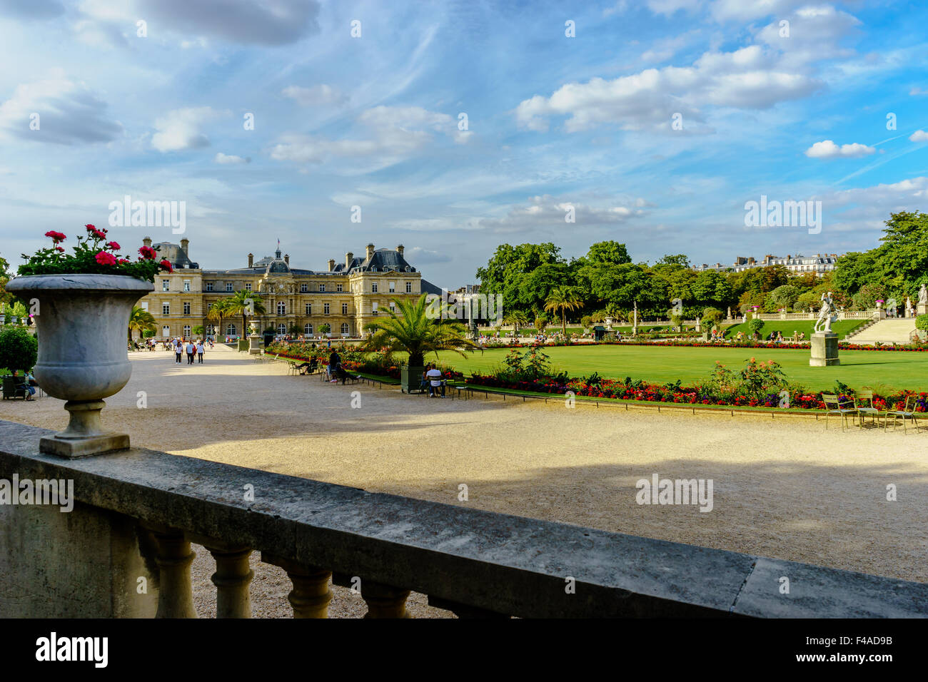 À la recherche sur la rampe en pierre et de pots au Sénat français au jardin du Luxembourg. Juillet, 2015. Paris, France. Banque D'Images