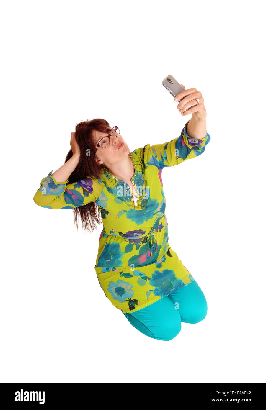 Prendre femme agenouillée selfies. Banque D'Images