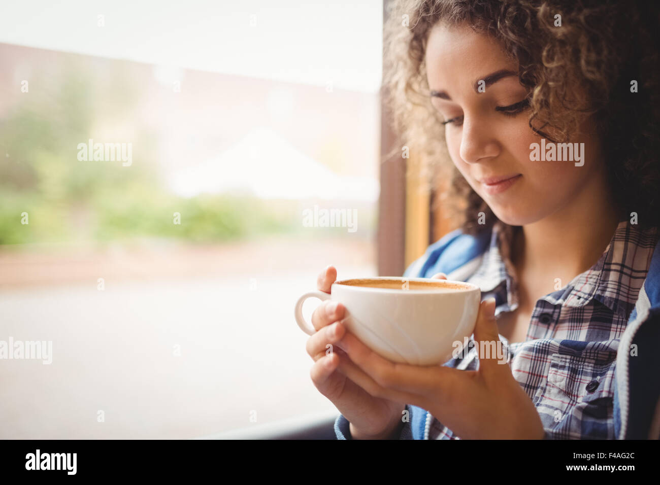 Pretty student sitting par la fenêtre le café Banque D'Images