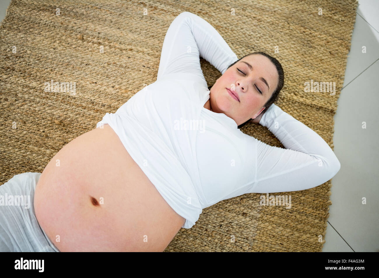 Femme enceinte tomber dans le sommeil Banque D'Images