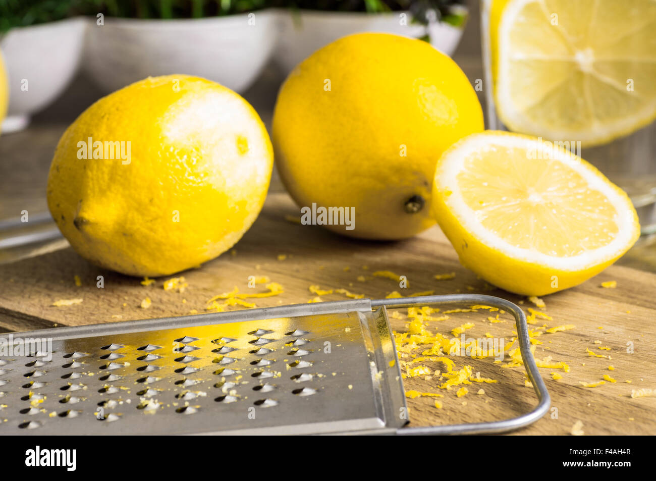 Peler et râpe à zeste de citron sur la table en bois Banque D'Images