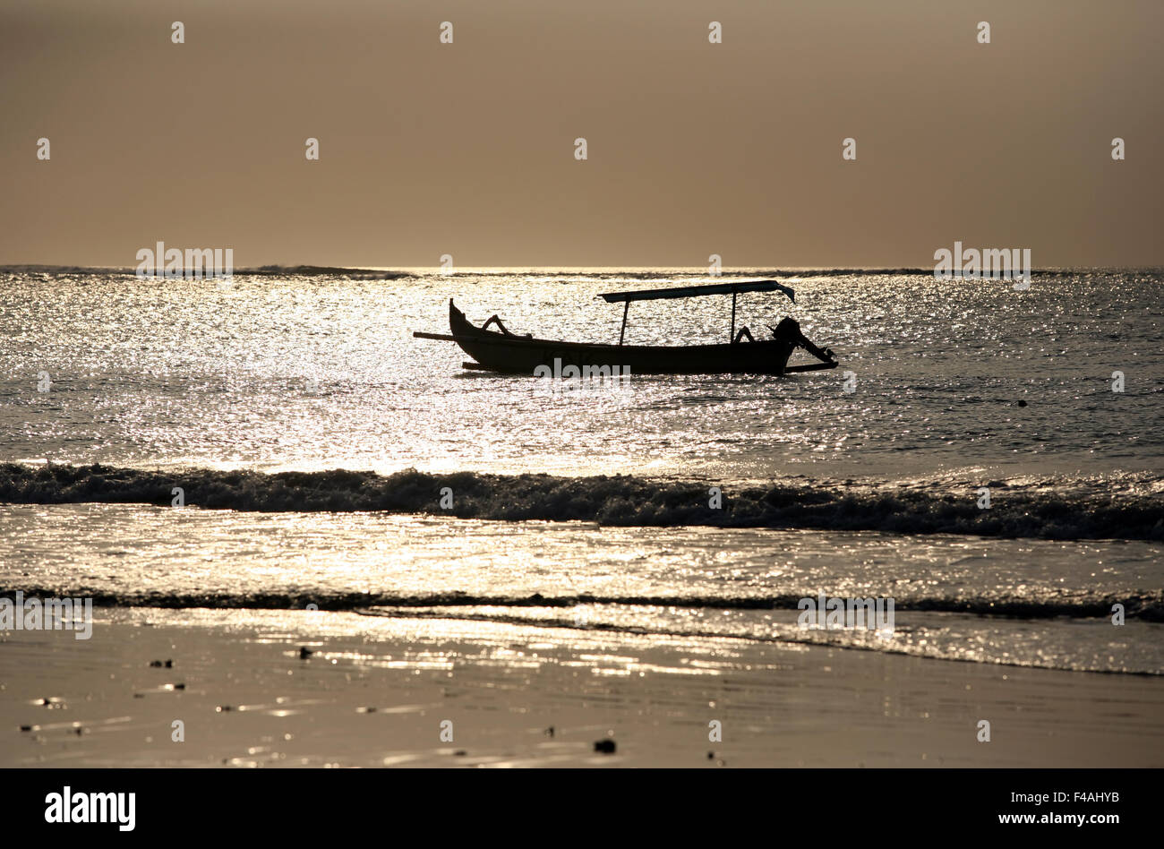 Bateau à la dérive sur un coucher de soleil Banque D'Images