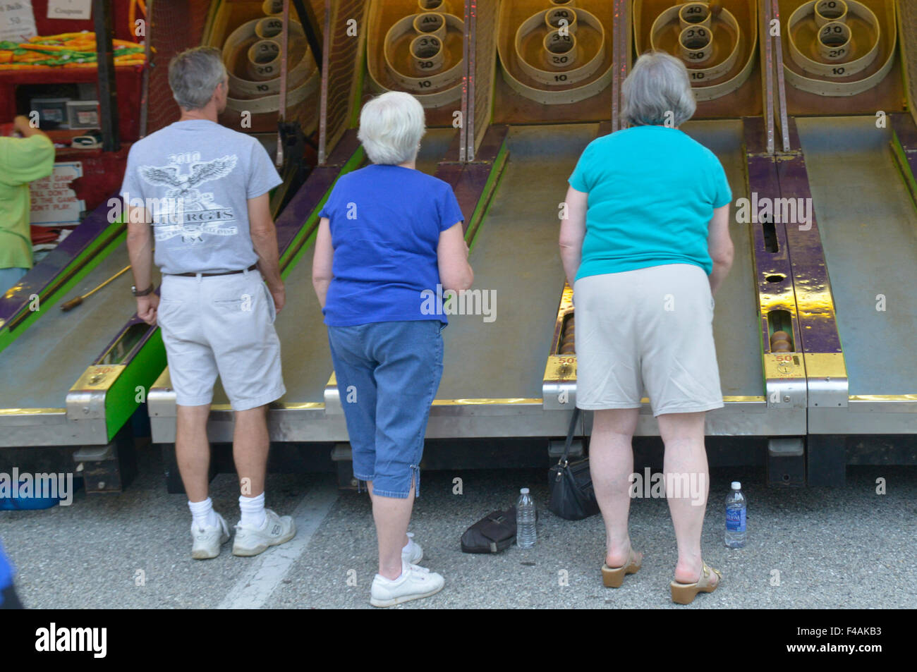 3 senior femmes jouant un jeu de carnaval à Greenbelt, Maryland Banque D'Images