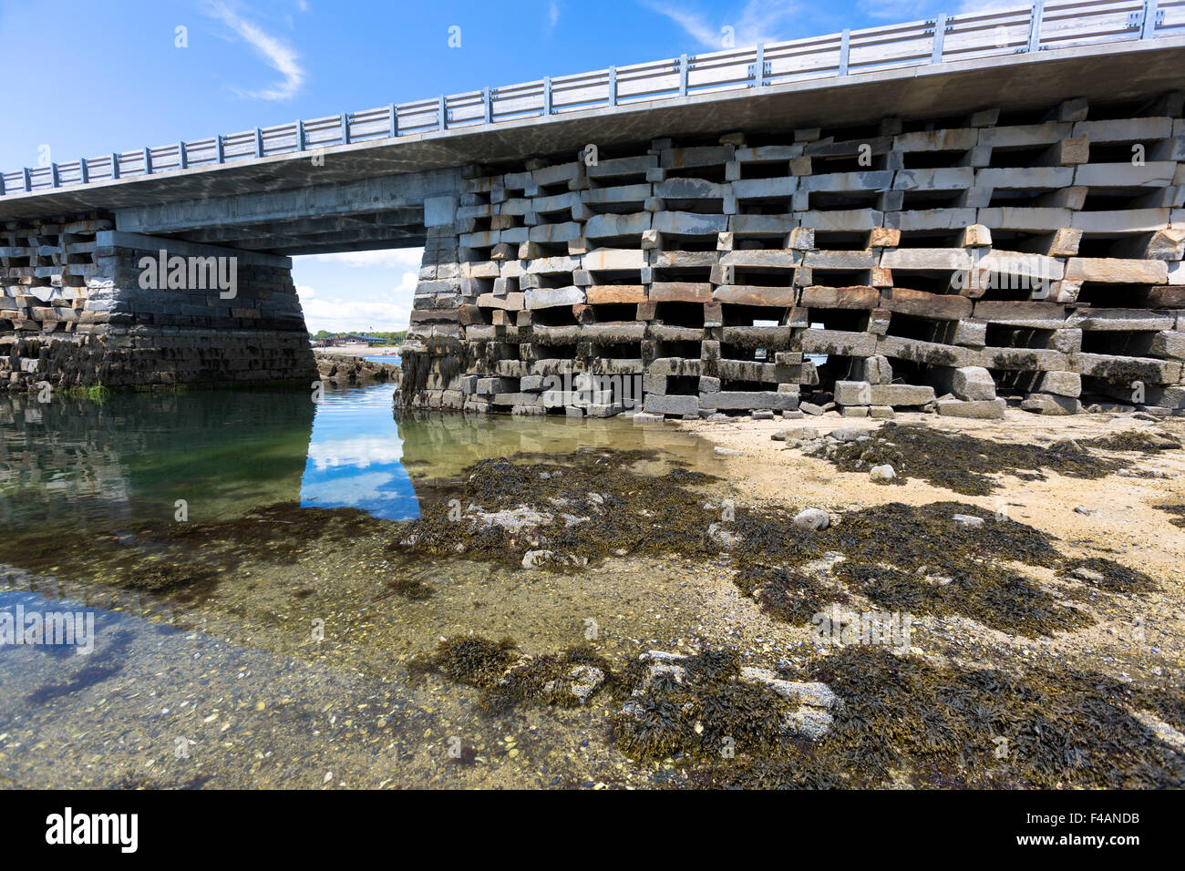 Cribstone Bridge entre Orr's Island et Bailey Island construit en granit de calage ouvert permettant à la marée de baisser et de couler librement Maine USA Banque D'Images