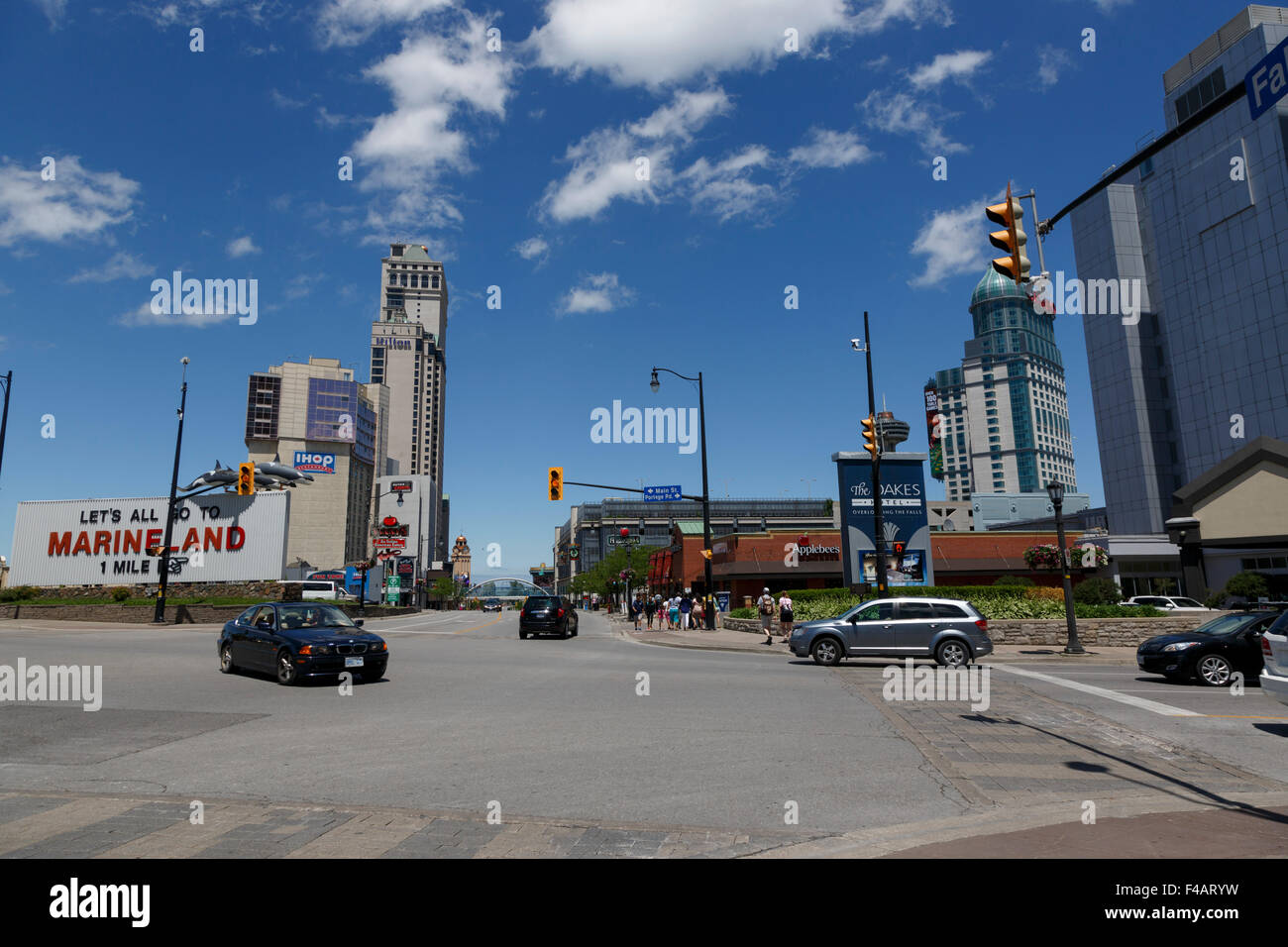 Vue vers le nord sur Fallsview Boulevard depuis main et Portage Niagara Falls Ontario Canada Banque D'Images