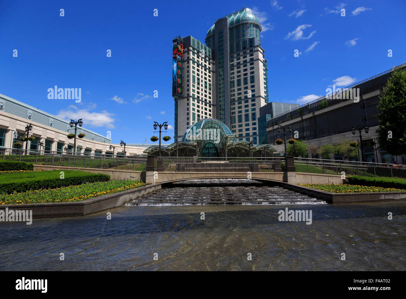 Fallsview Casino Resort et vu à l'échelle bassin ornemental Niagara Falls Ontario Canada Juin 2015 Banque D'Images