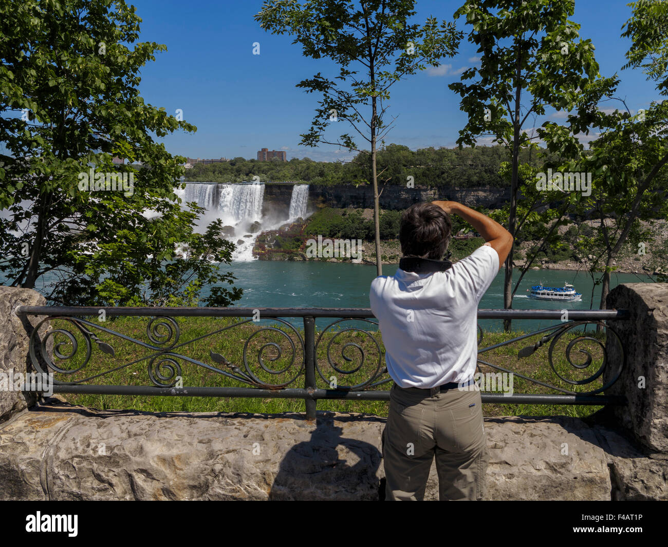 Femme photographiant l'American Falls (Niagara) de la Société canadienne de la rivière Niagara Banque D'Images