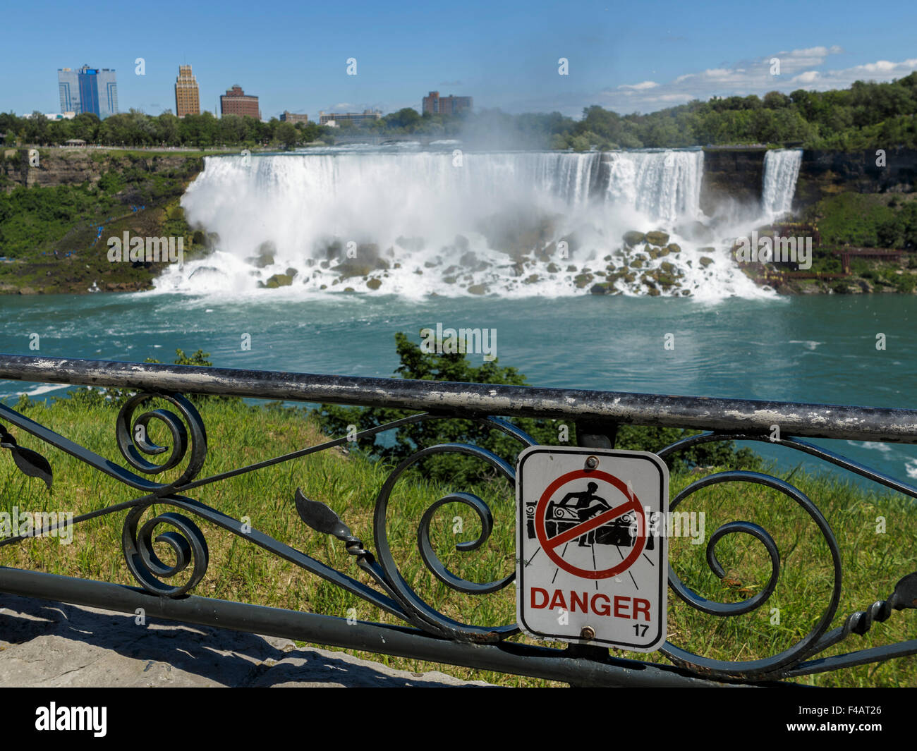 Le signe de danger sur une clôture métallique vers l'American Falls, l'une des chutes du Niagara Banque D'Images