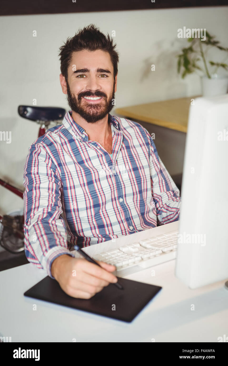 Happy man using digital tablet par ordinateur Banque D'Images
