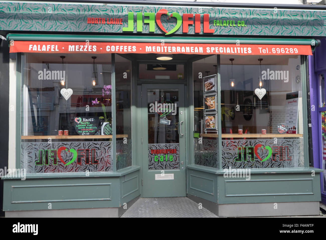 Cafés et vitrines dans le quartier de Brighton North Laines Banque D'Images