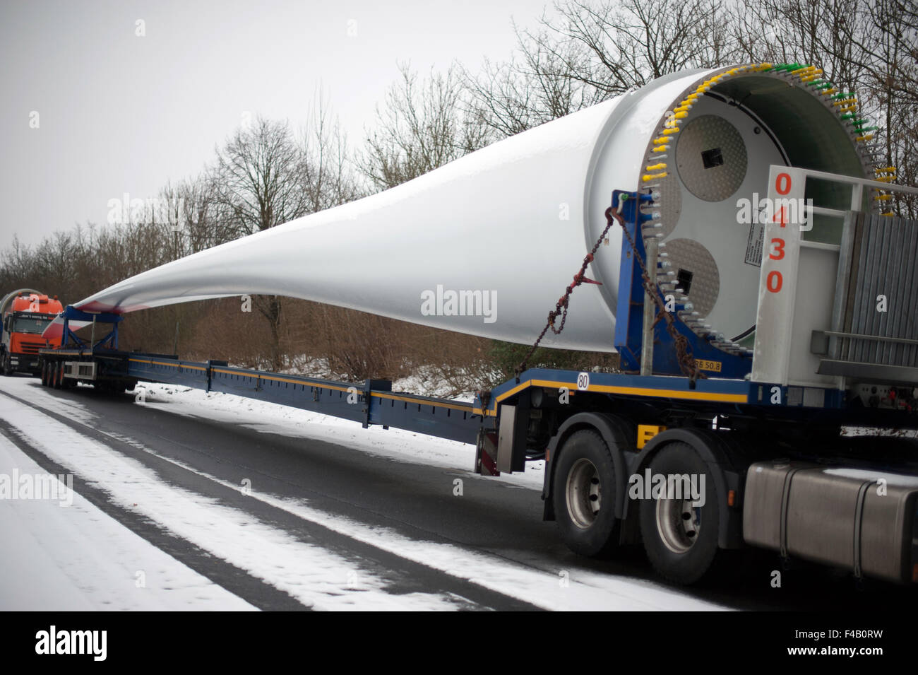 Le transport lourd avec wind turbine blade Banque D'Images
