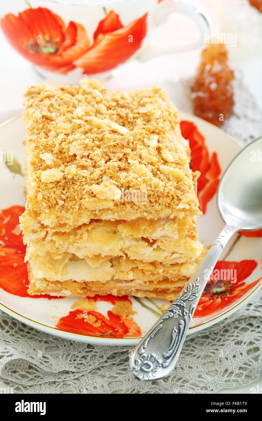 Gâteau de pâte feuilletée avec la crème. Banque D'Images