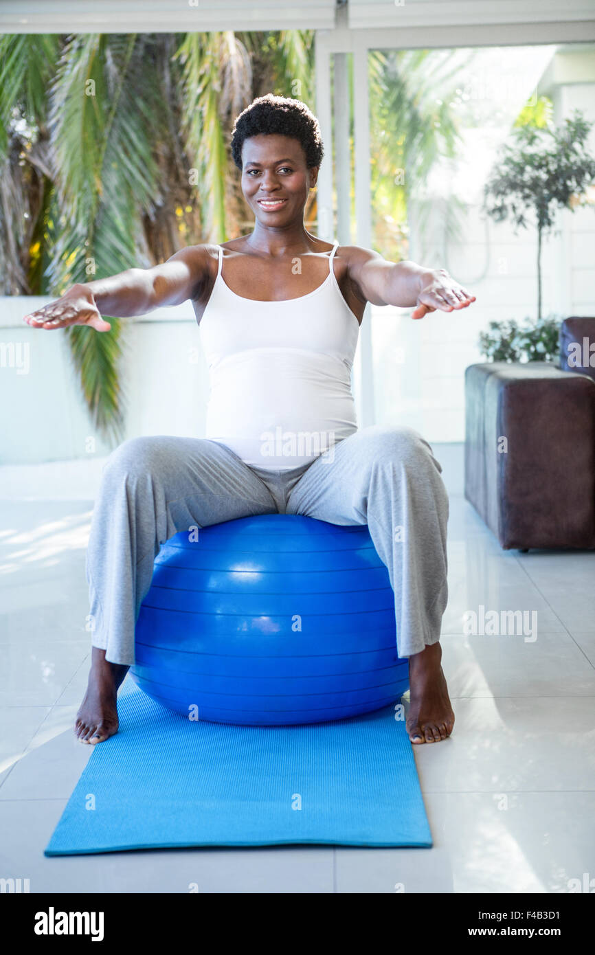 Portrait of happy happy pregnant woman sitting Banque D'Images