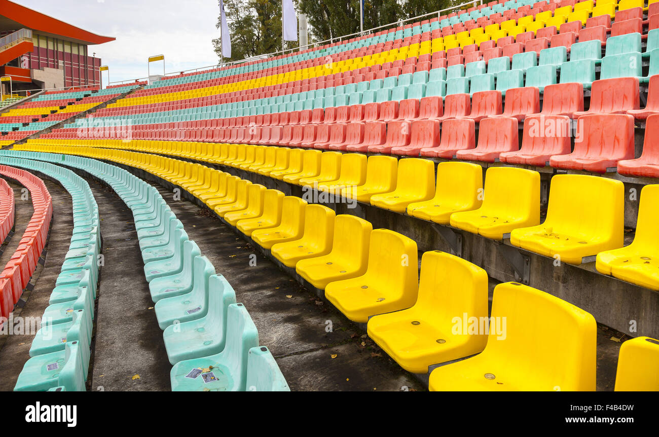 Sièges dans le stade de sport Banque D'Images