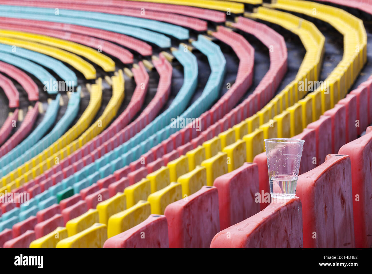 Sièges dans le stade de sport Banque D'Images