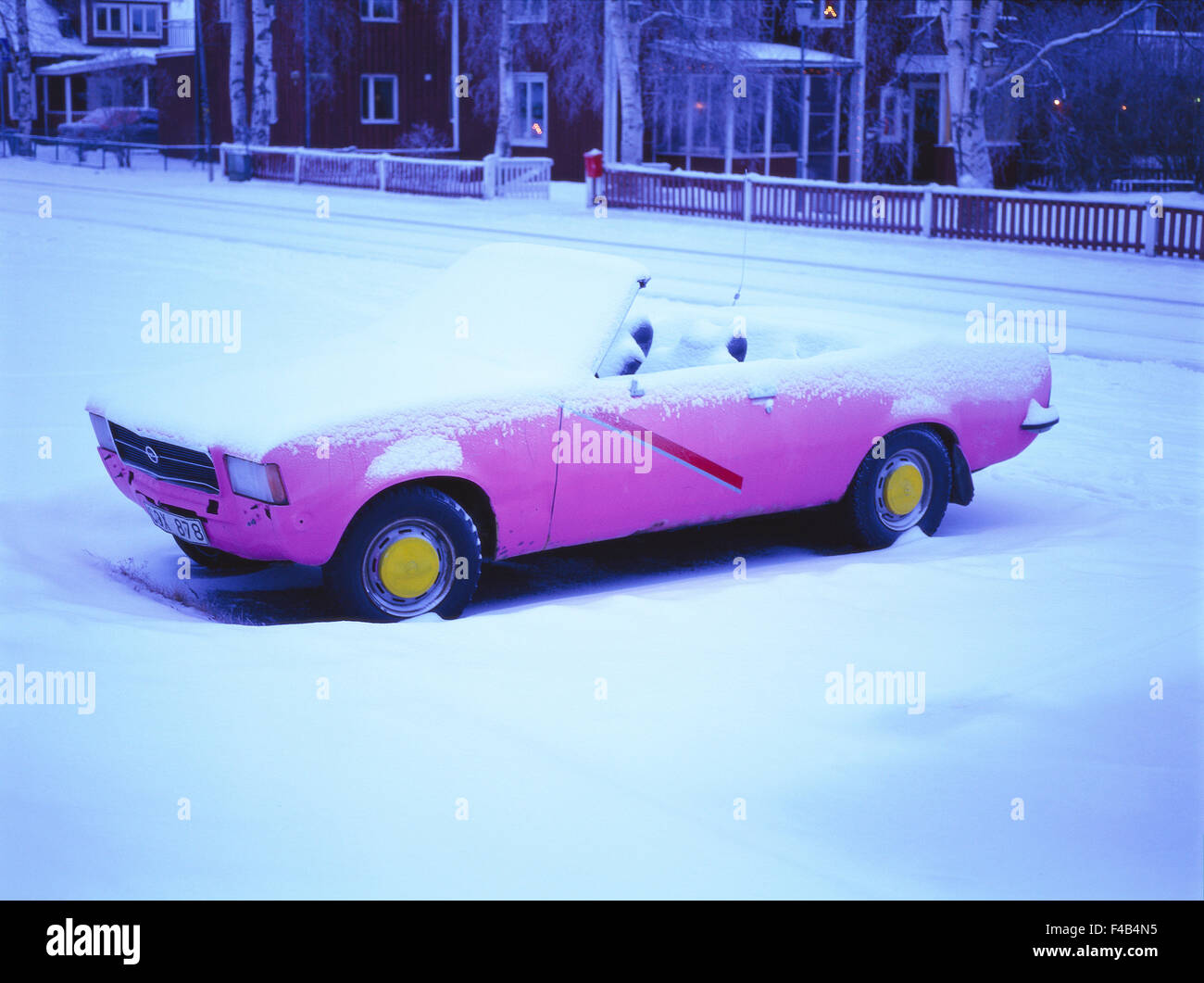 Froid voiture décapotable image couleur rose Neige Neige Scandinavie automobile en Suède transport trafic hiver verticale Banque D'Images