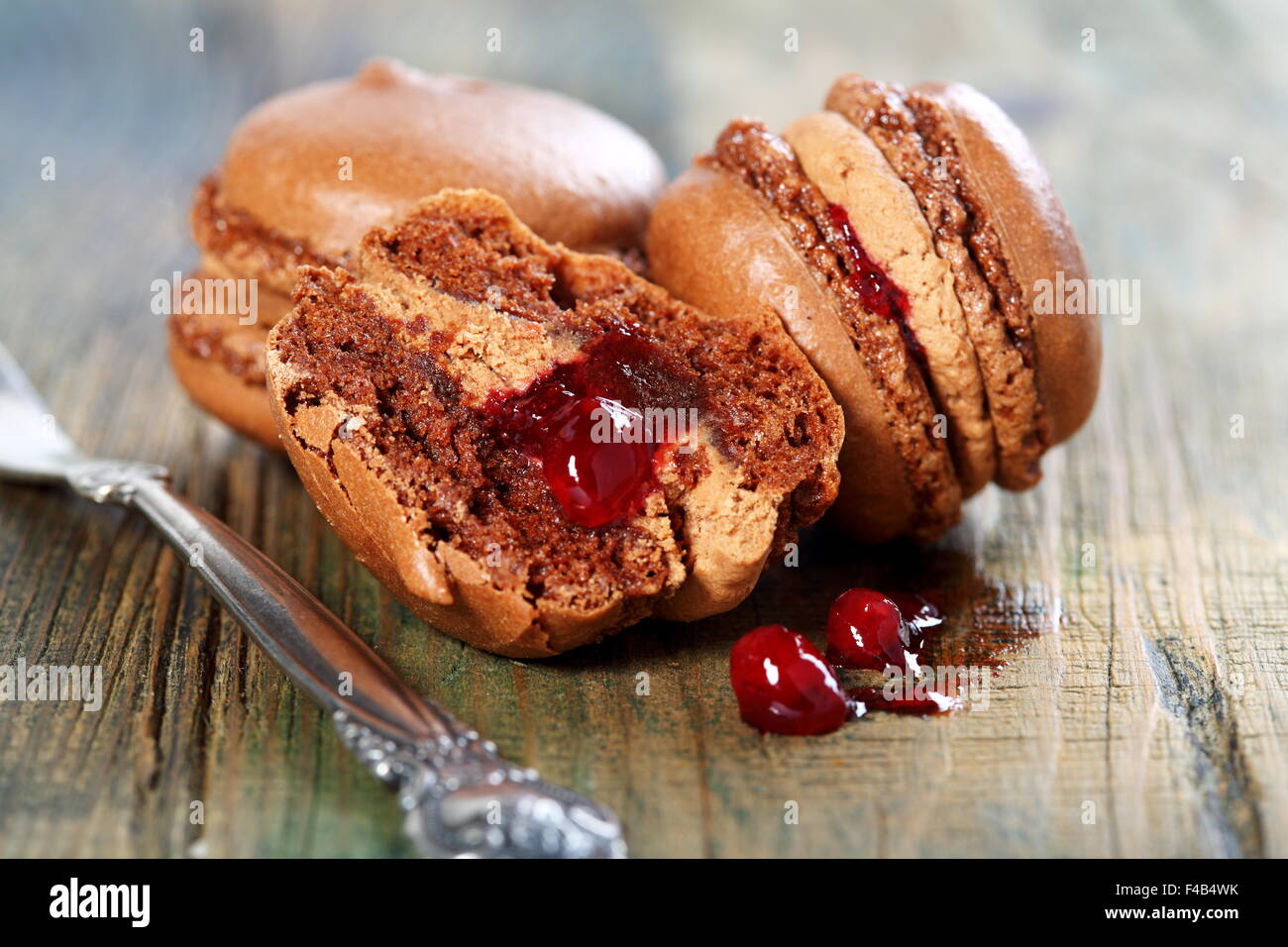 Les macarons au chocolat-berry le remplissage. Banque D'Images