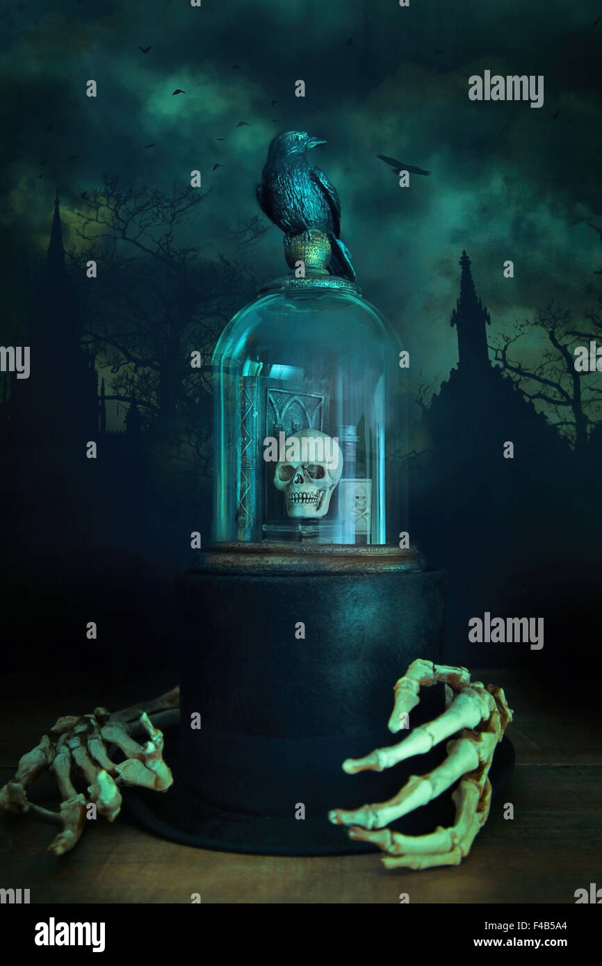 Cloche de verre pot avec Crow et le squelette Banque D'Images