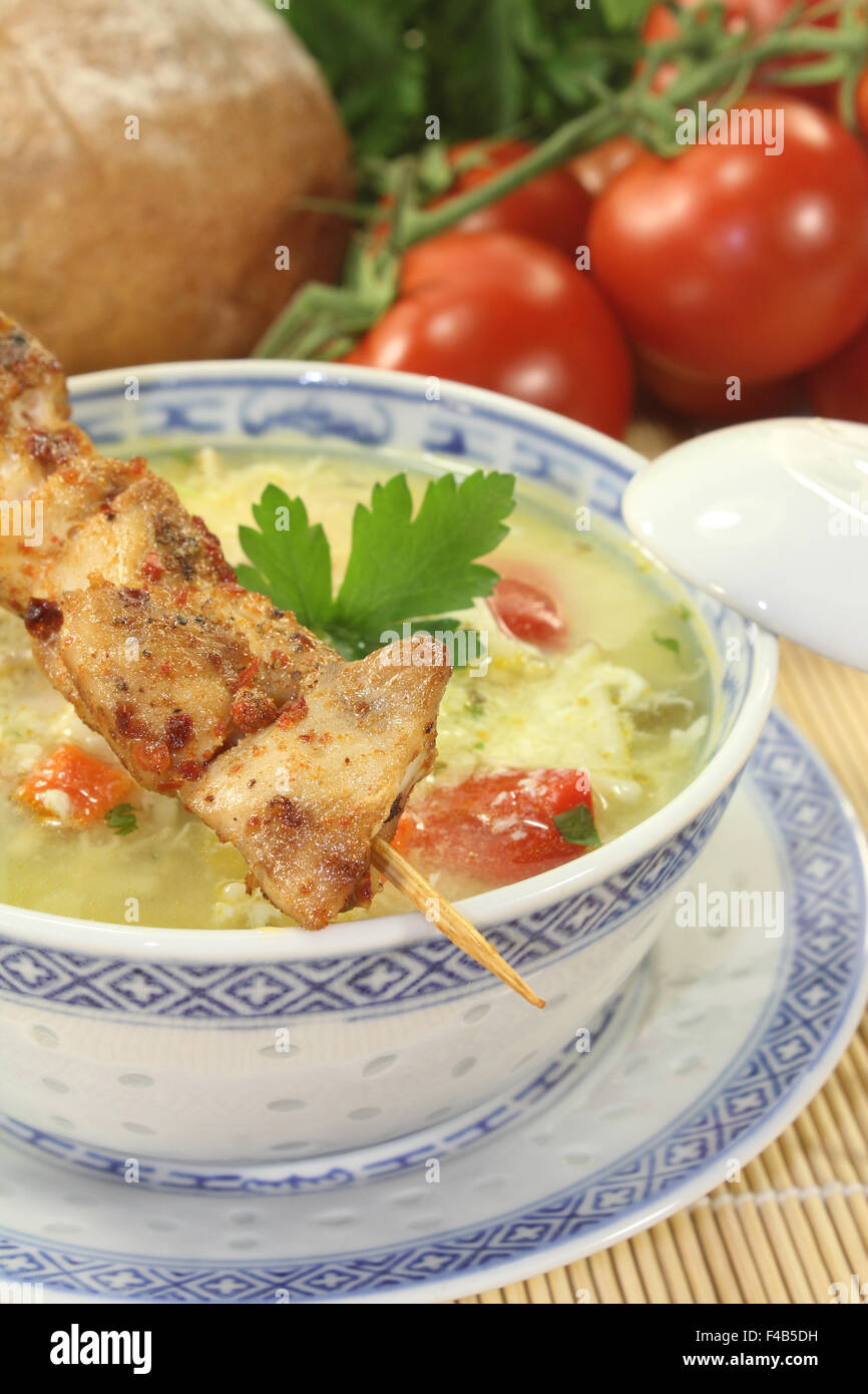 Soupe de poulet asiatique avec des greens Banque D'Images