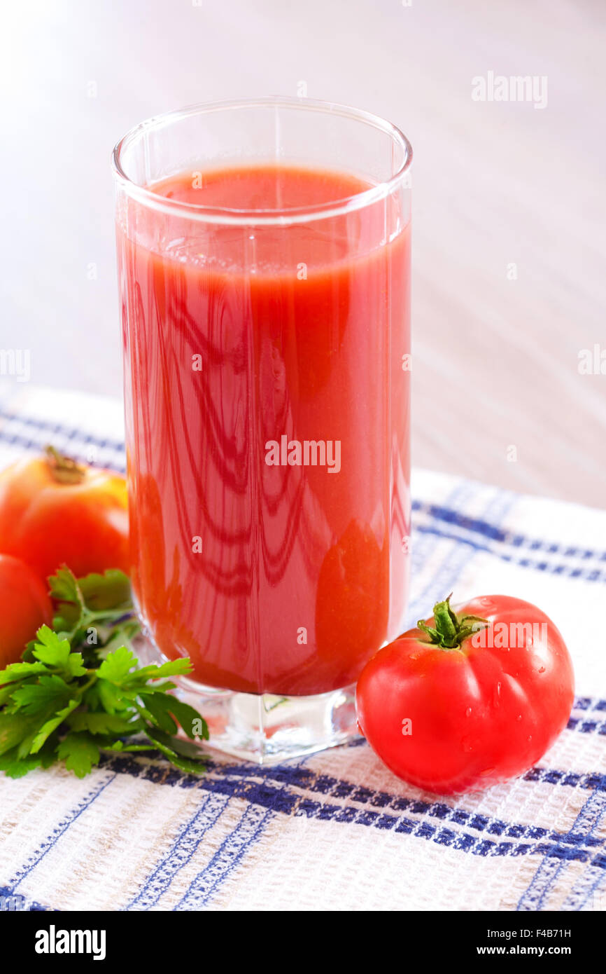 Un verre de jus de tomate sur la table Banque D'Images