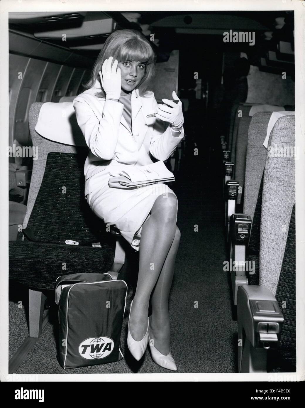 L'Aéroport International de New York. Août 27, 1962. L'actrice Sue Lyon  ajuste ses cheveux à l'arrivée via TWA SuperJet de Los Angeles. La jolie  miss dans une route de Londres pour la