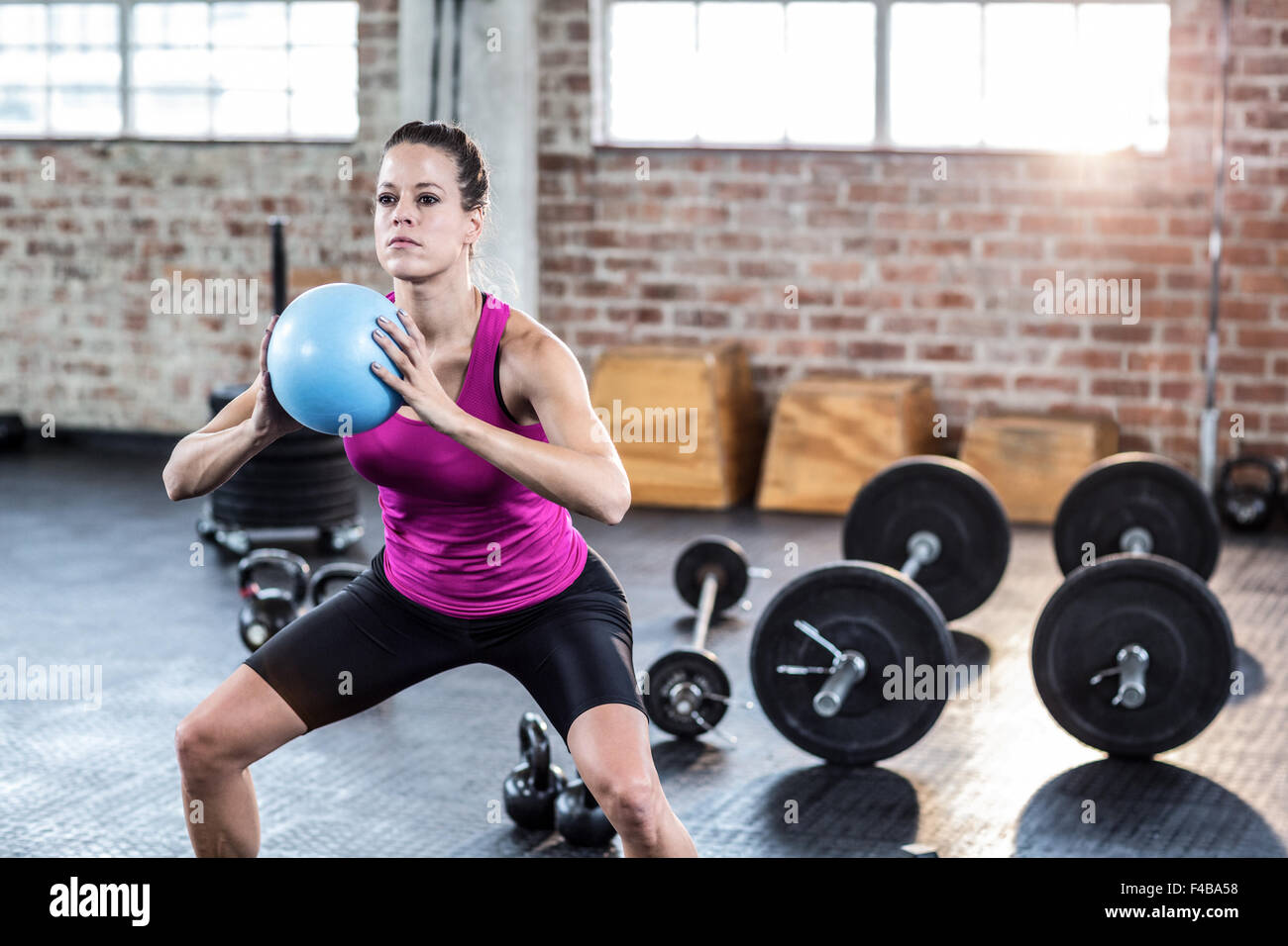 Fit woman faisant des exercices à billes Banque D'Images