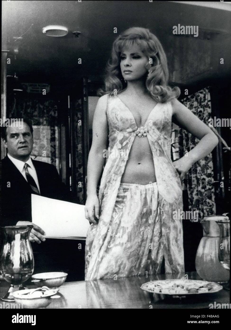 1968 - Io Rome Luglio 1968 Seducent l'actrice Gina Lollobrigida jouant le rôle d'une femme d'affaires millionnaire dans le film ''Stuntman'' qui est maintenant à Rome. photo montre Gina Lolobrigida portant une robe de la fina dans une scène du film. © Keystone Photos USA/ZUMAPRESS.com/Alamy Live News Banque D'Images
