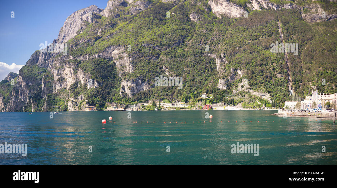 Vue panoramique sur le lac de Garde près de ville de Riva del Garda Banque D'Images