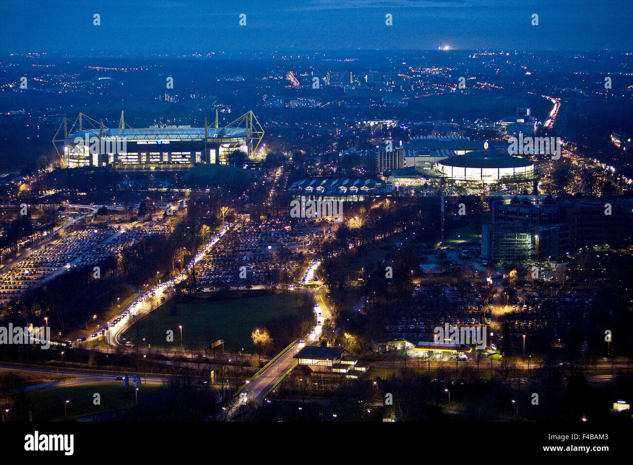 Vue aérienne au crépuscule, Dortmund, Allemagne. Banque D'Images
