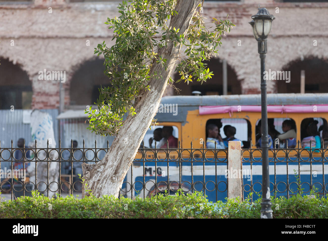 La vie urbaine dans les rues de Saint Louis, Sénégal Banque D'Images