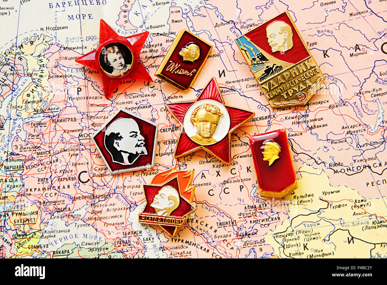 Collection d'insignes avec portrait de Lénine sur la carte politique URSS Banque D'Images