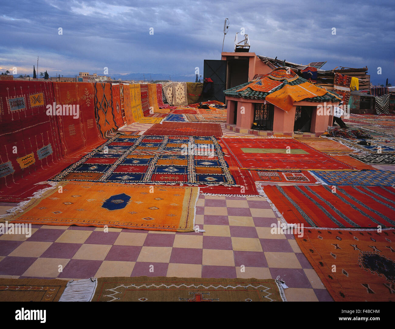 Marché avec des tapis orientaux. Banque D'Images