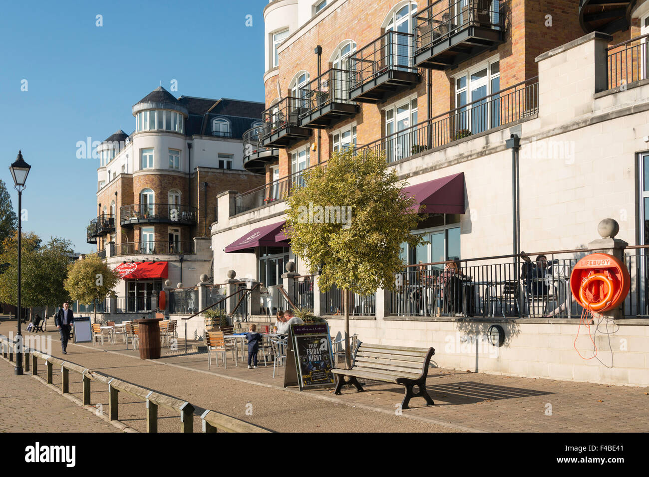 Promenade au bord de la rivière Thames, Edge, Staines-upon-Thames, Surrey, Angleterre, Royaume-Uni Banque D'Images