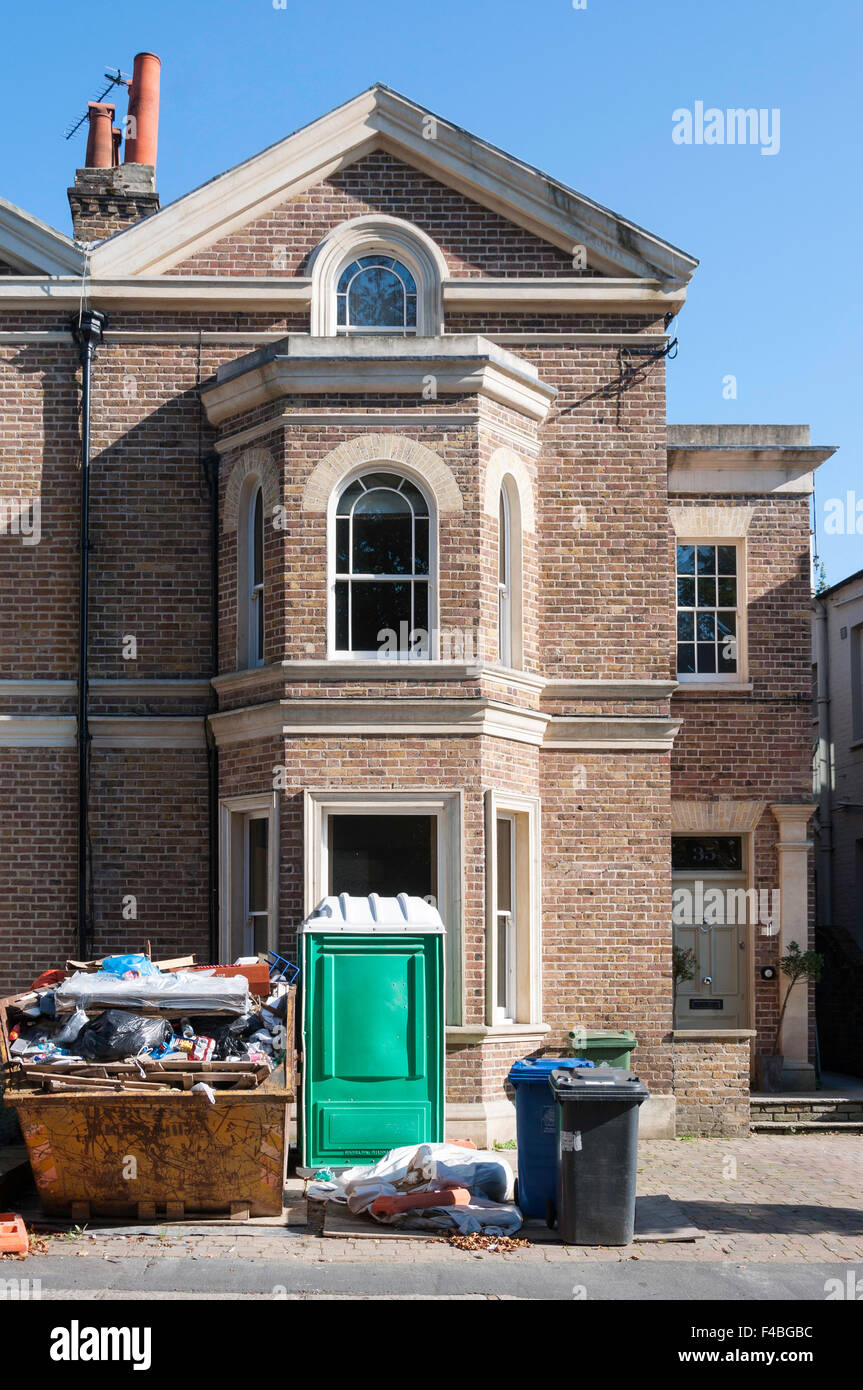 Chambre en cours de rénovation avec sauter à l'extérieur, High Street, Datchet, Berkshire, Angleterre, Royaume-Uni Banque D'Images