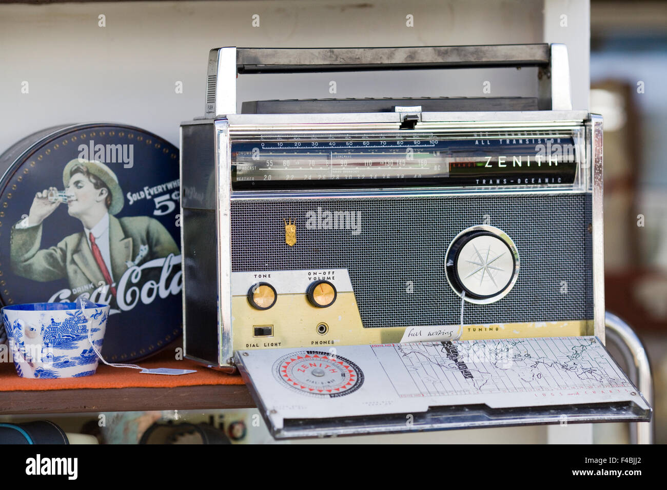 Zenith trans oceanic radio sur un étal du marché vintage Banque D'Images