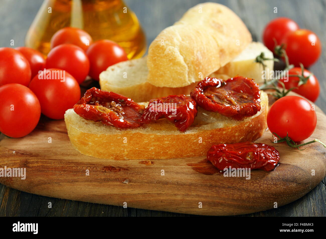 Bruschetta aux tomates séchées au soleil. Banque D'Images