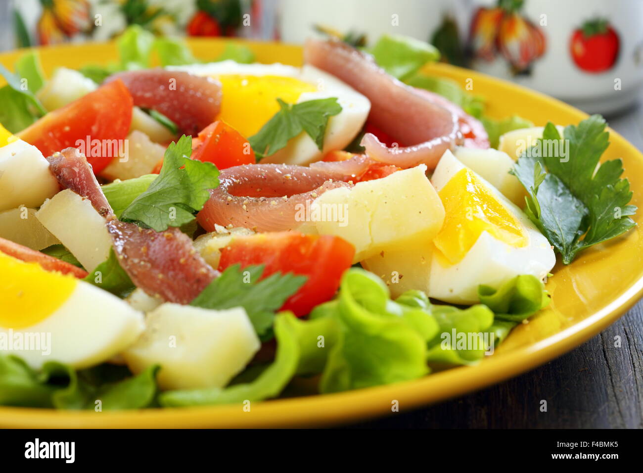 Salade colorée aux anchois. Banque D'Images