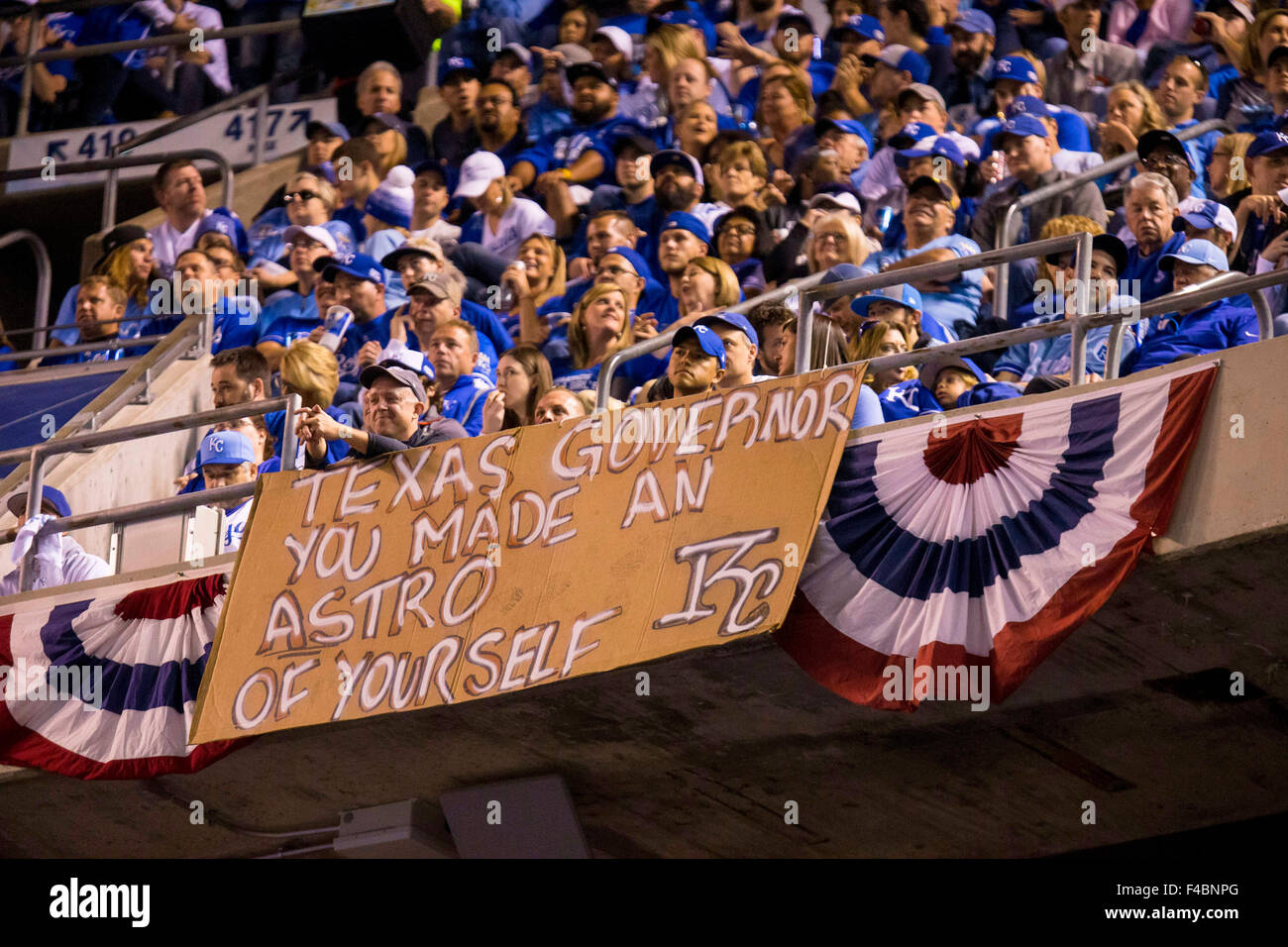 Kansas City, MO, USA. 14Th Oct, 2015. Fans afficher un signe en dérision du gouverneur du Texas, pendant la partie 5 de la série de division entre les séries les Astros de Houston et les Royals de Kansas City à Kauffman Stadium de Kansas City, MO. Kyle Rivas/CSM/Alamy Live News Banque D'Images