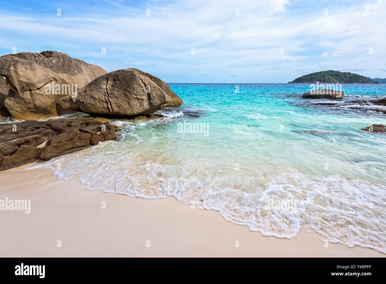 Beau paysage de mer bleue et de sable blanc des vagues sur les rochers près de la petite plage en été à l'île de Koh Miang Banque D'Images