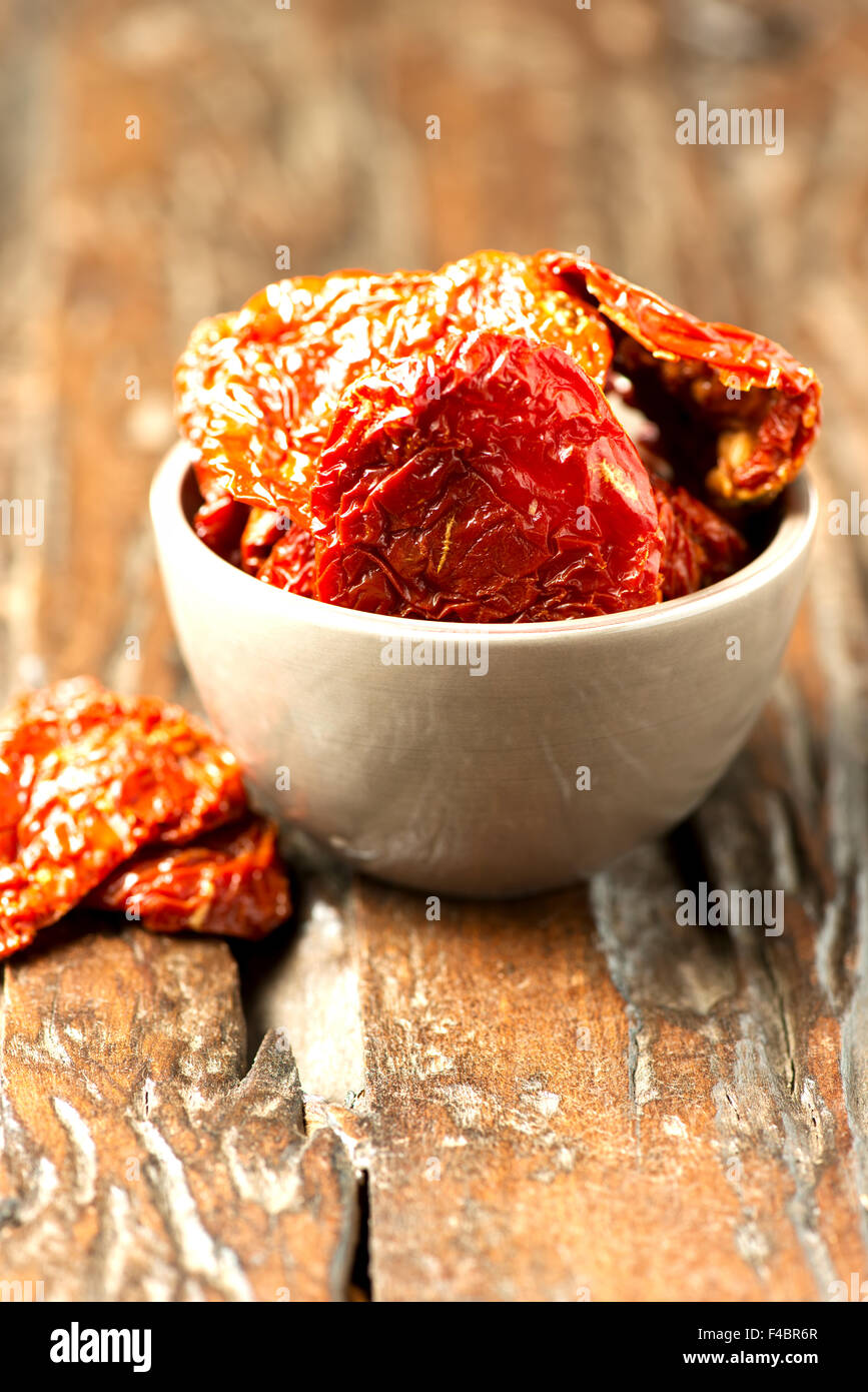 L'Italien des tomates séchées dans un bol sur la table en bois Banque D'Images