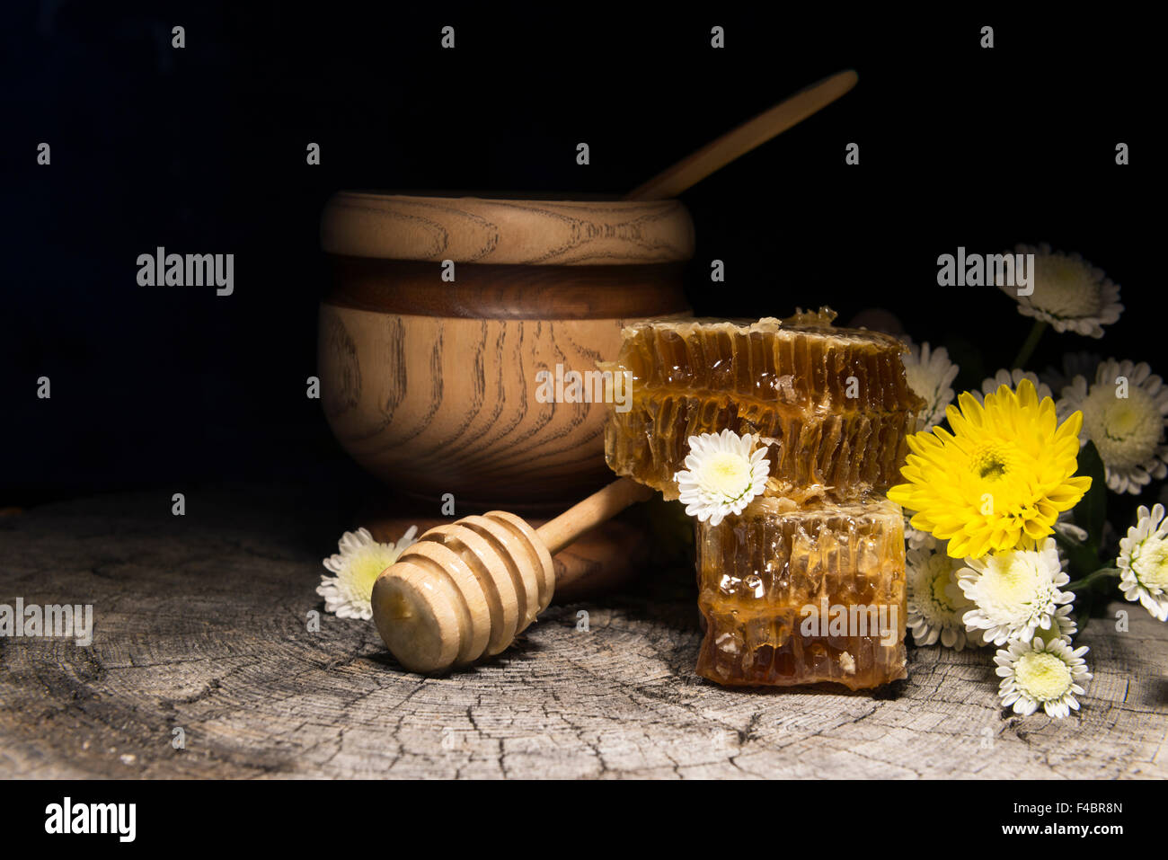 Concept d'abeilles et de fleurs sur fond de bois Banque D'Images