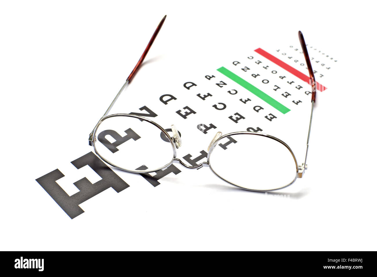Verres sur l'échelle Snellen eye chart vue d'arrière-plan de test Banque D'Images