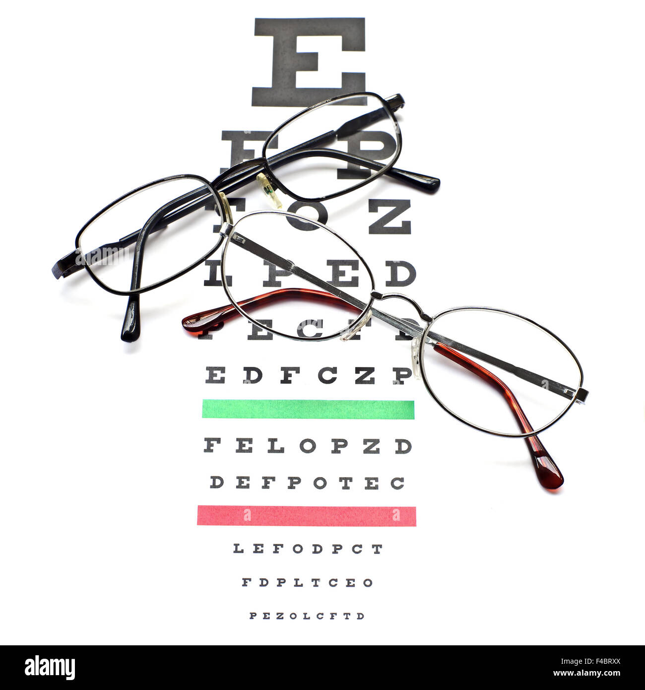 Verres sur l'échelle Snellen eye chart vue d'arrière-plan de test Banque D'Images