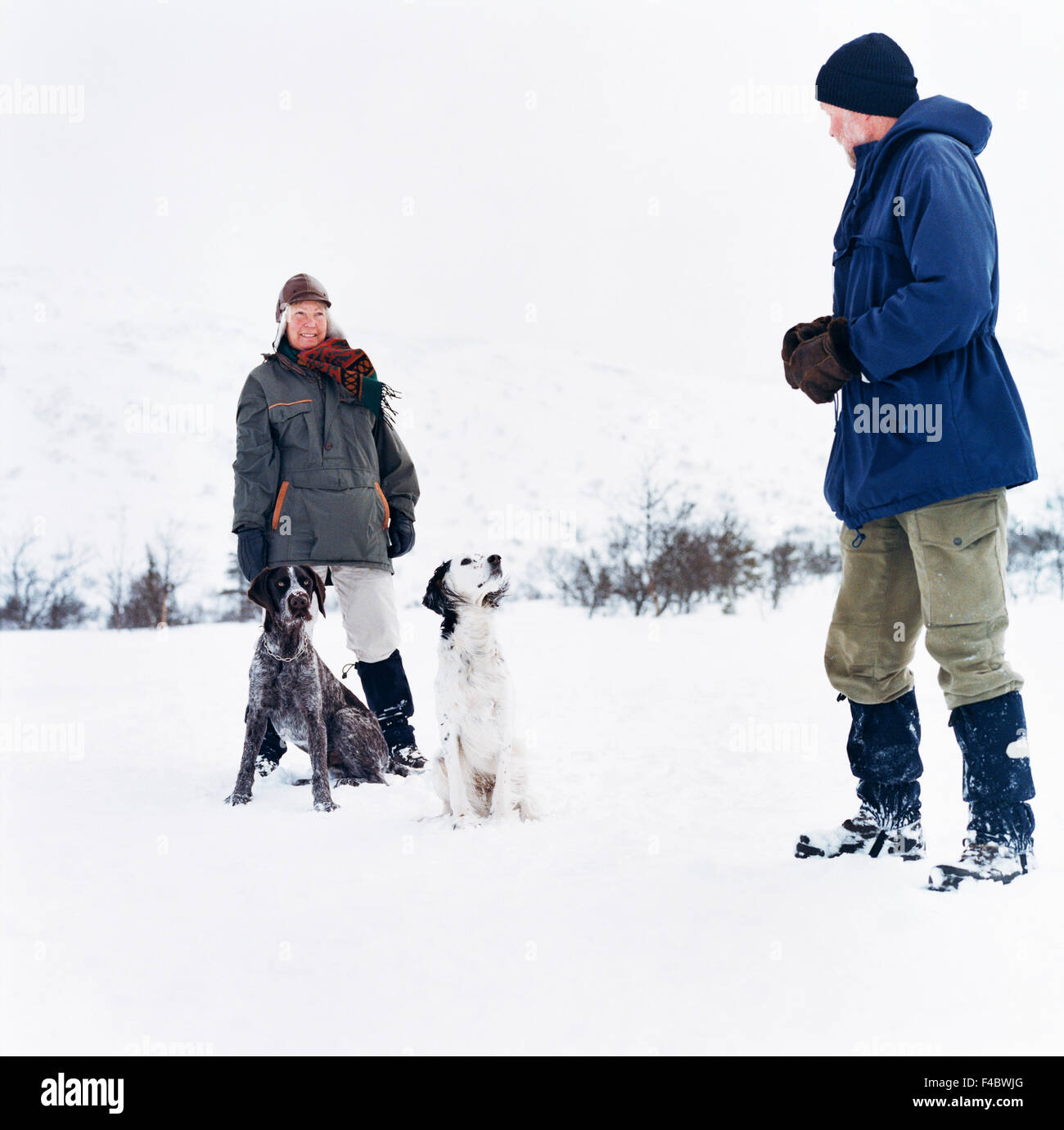 45-49 ans Adultes seulement image couleur froide des animaux domestiques chien happy laughing man nature adultes matures d'optimisme à l'extérieur animal Banque D'Images