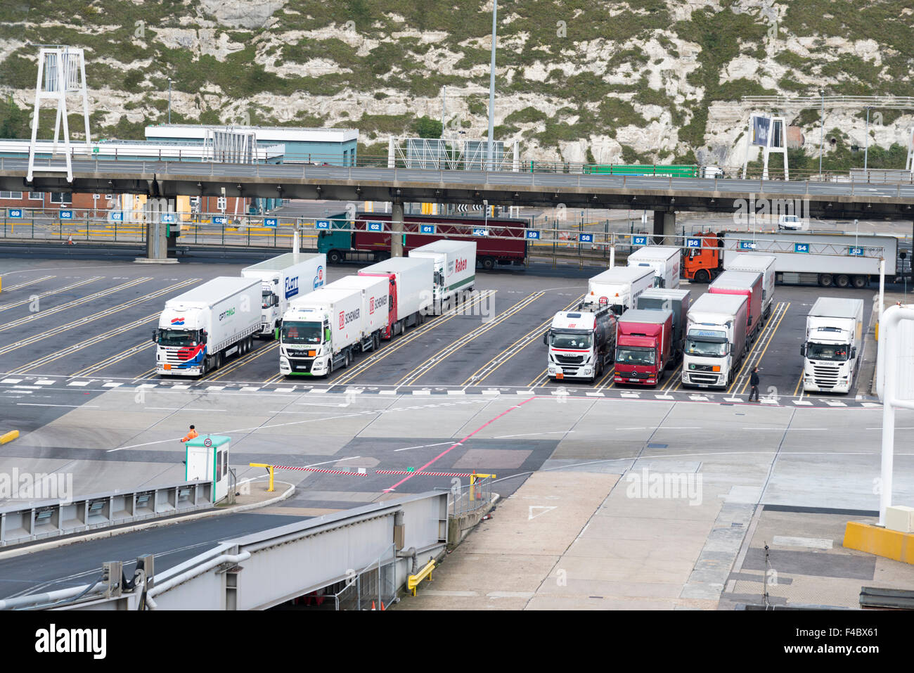 Les camions en attente sur les quais au port de Douvres UK Banque D'Images