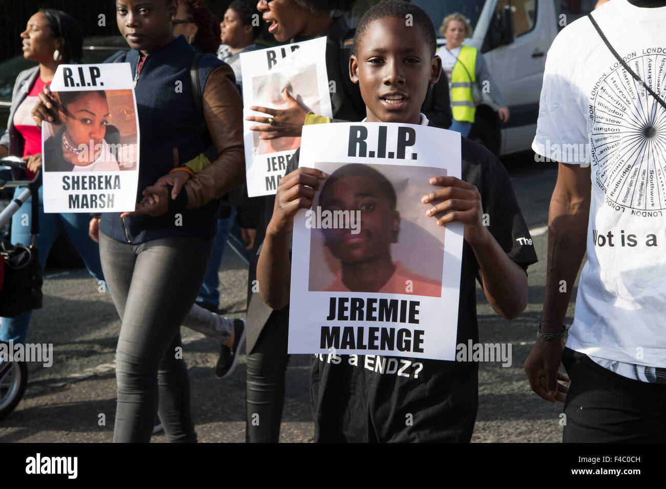 'Toutes les vies" de mars. Les jeunes portent des photos de jeunes qui ont été tués dans des crimes d'armes à feu ou un couteau Banque D'Images