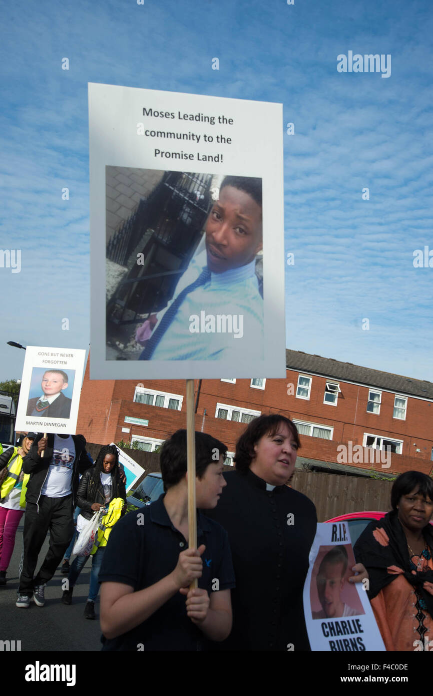 Un jeune garçon tient une photo de Moïse Fadairo, tué à Hackney le 26 septembre 2015 Banque D'Images